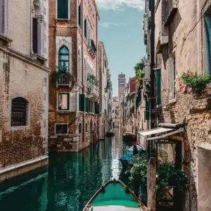 Romantic Proposal in Venice – Gondola Serenade